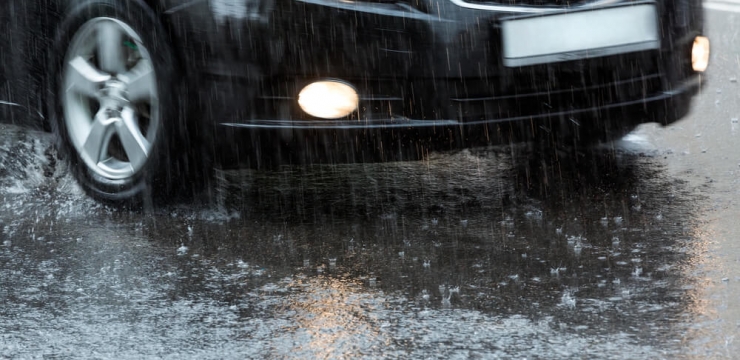 Dicas de cuidados ao dirigir na “primeira chuva”